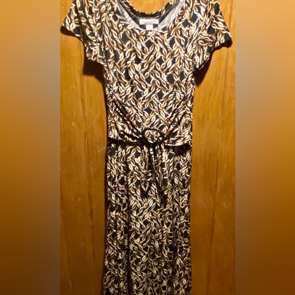 Holiday dress. Size 10 Free flowing and compliments shape.